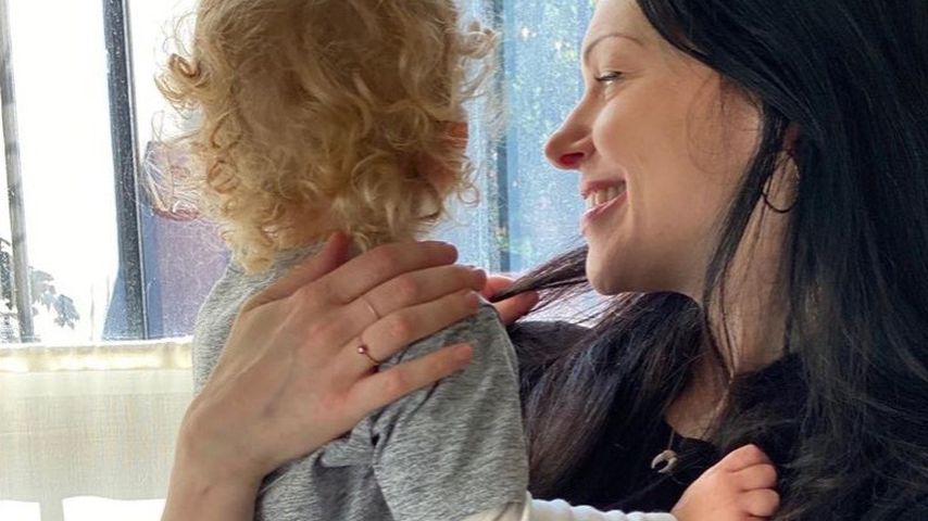 Schauspielerin Laura Prepon mit ihrer Tochter