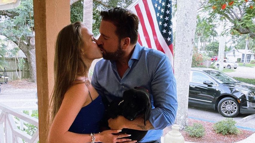 Laura Müller und Michael Wendler mit ihrem Hund Tiger