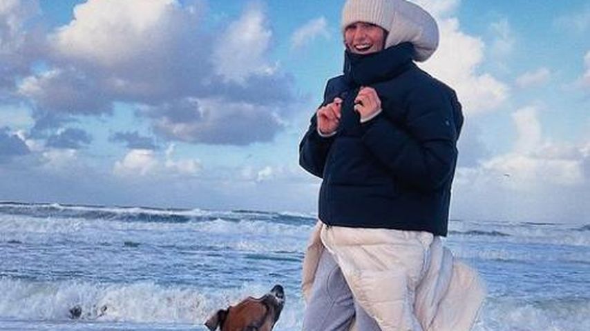 Laura Wontorra mit ihrem Hund Milo