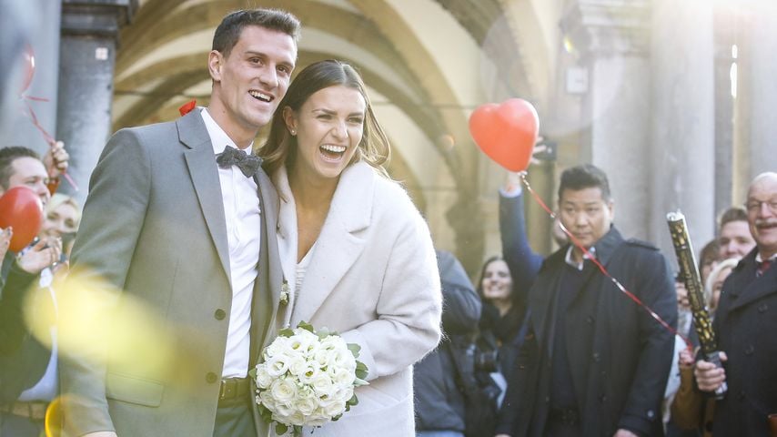 Simon Zoller und Laura Wontorra bei ihrer standesamtlichen Hochzeit in Köln, 2016