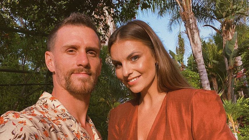 Seltenes Pärchenbild: Laura Wontorra und ihr Simon strahlen