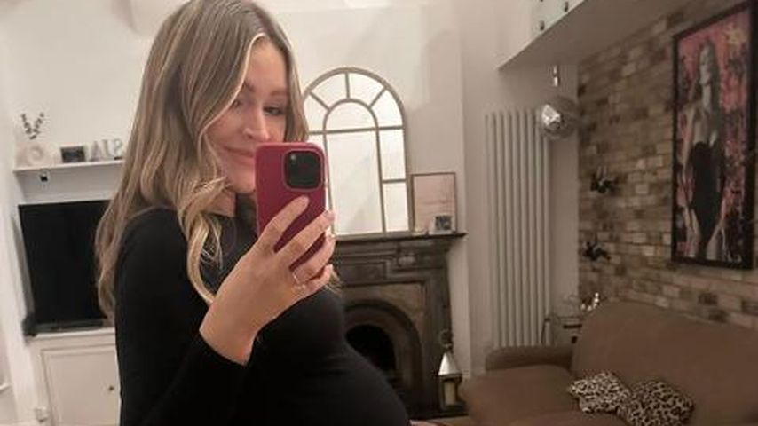 Bald so weit: Laura Woods präsentiert kugelrunden Babybauch