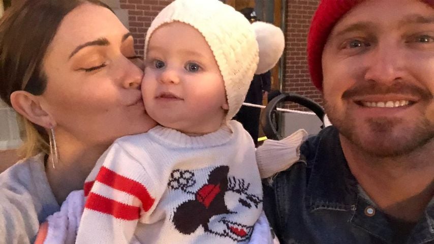 Lauren Parsekian und Aaron Paul mit ihrem Baby