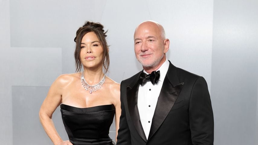 Dieser Superstar photobombt Jeff Bezos' Red-Carpet-Moment