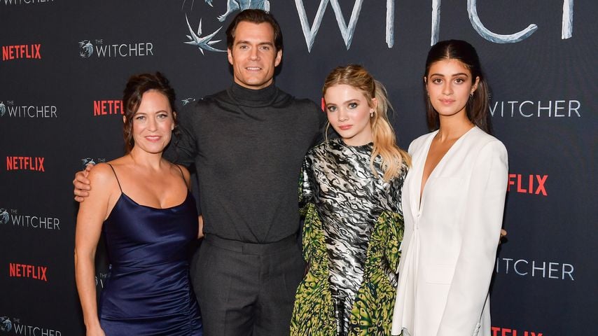 Regisseurin Lauren Schmidt Hissrich, mit Henry Cavill, Freya Allan und Anya Chalotra