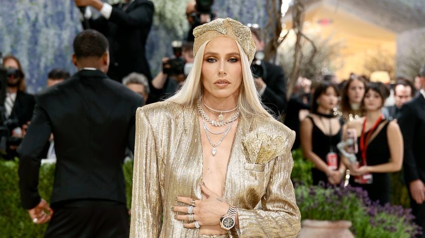 Met Gala: Lauren Wasser glänzt mit ihren goldenen Prothesen