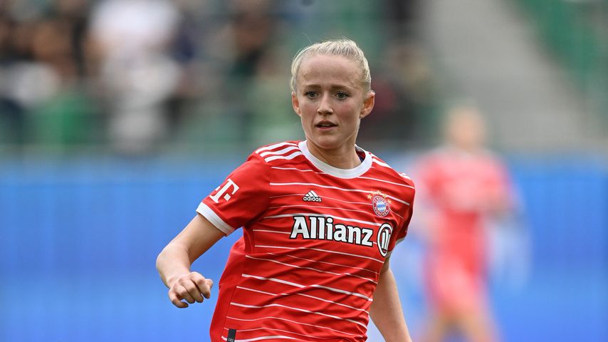 Lea Schüller bei einem Fußballspiel