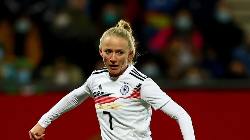 Lea Schüller, Profi-Fußballerin