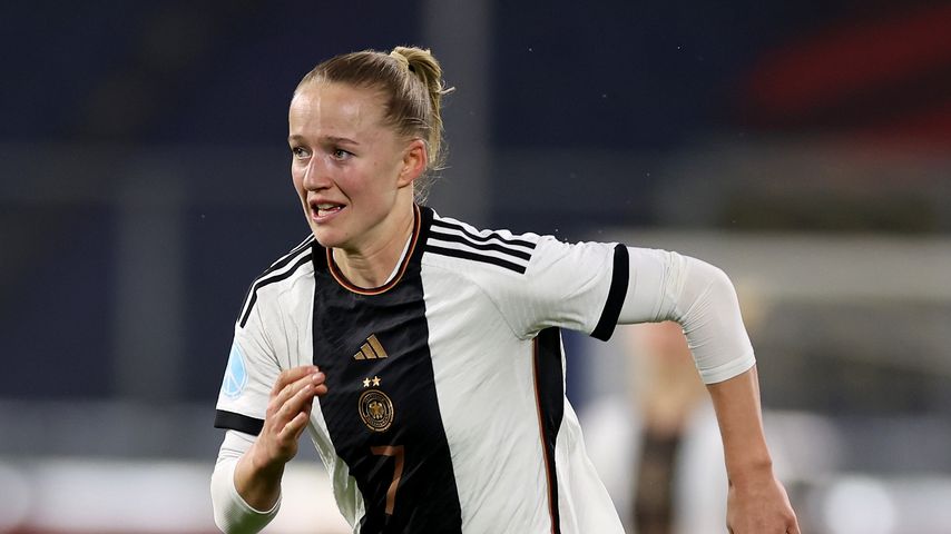 Lea Schüller auf dem Fußballplatz