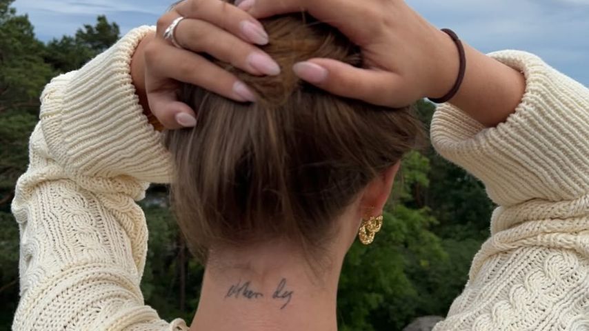 Leah Behn mit Tattoo als Hommage an ihren Vater Ari Behn