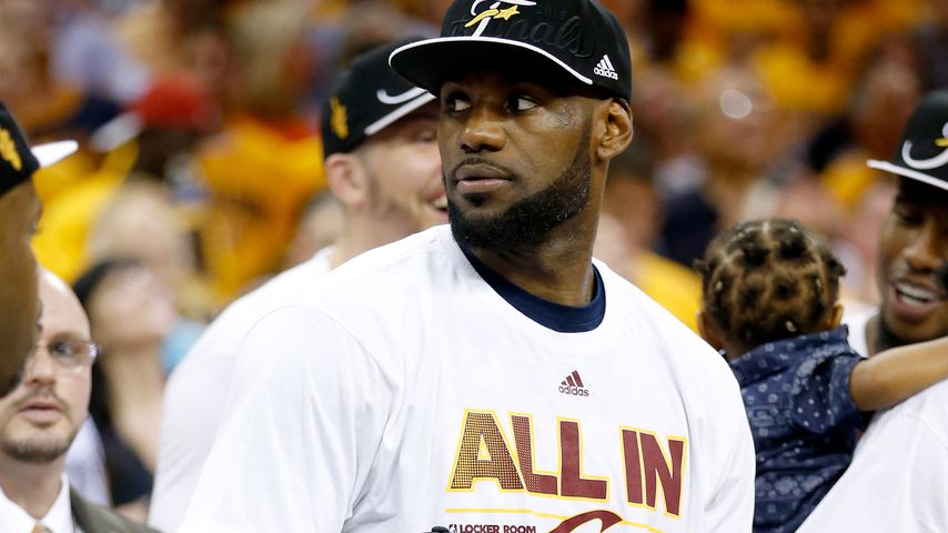 LeBron James mit seinen Söhnen LeBron Jr. und Bryce Maximus, Mai 2015