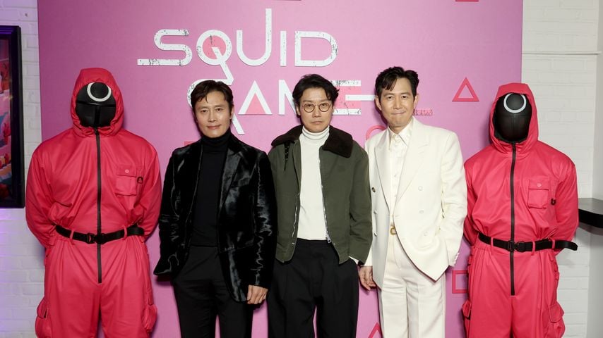 Lee Byung-hun, Hwang Dong-hyuk und Lee Jung-jae mit "Squid-Game"-Soldaten, Dezember 2024