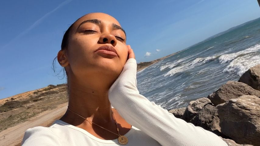 Leigh-Anne Pinnock genießt Kugelbauch-Party am Meer