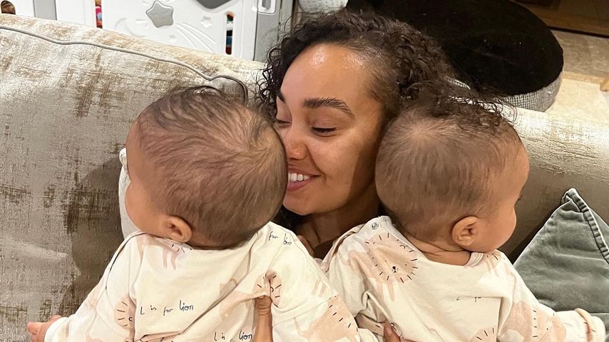 Hier kuschelt Sängerin Leigh-Anne Pinnock mit ihren Twins!