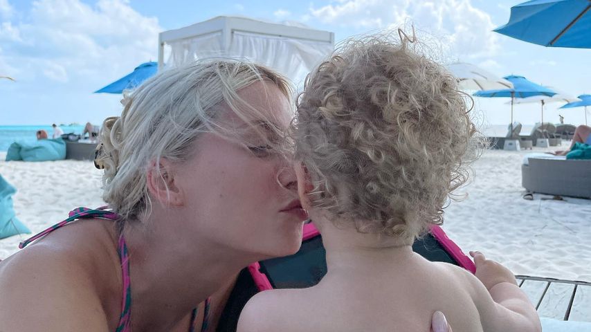 Diese Löckchenpracht! Lena Gercke mit Tochter Zoe im Urlaub