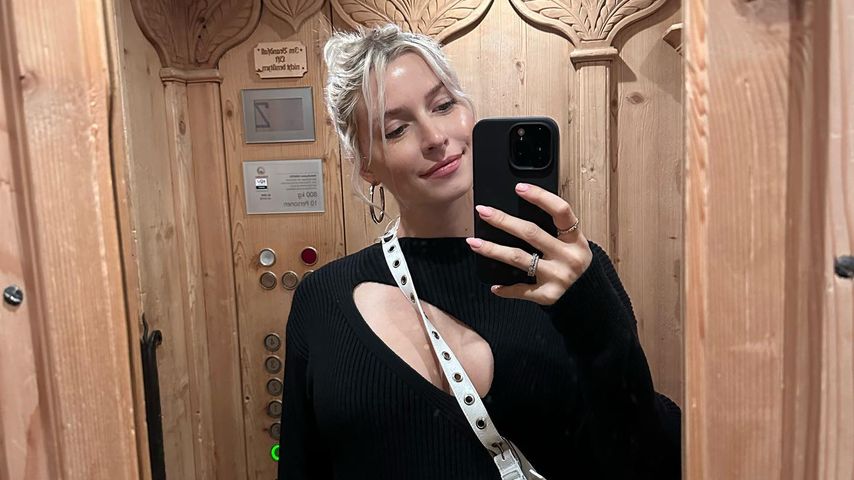 Lena Gercke im Aufzug