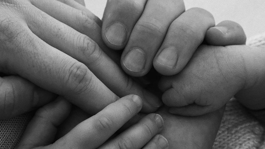 Lena Gercke und Dustin Schöne halten die Hand ihrer Tochter