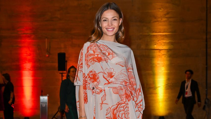 Mit Babybauch: "Traumschiff"-Star Lena Meckel hat geheiratet