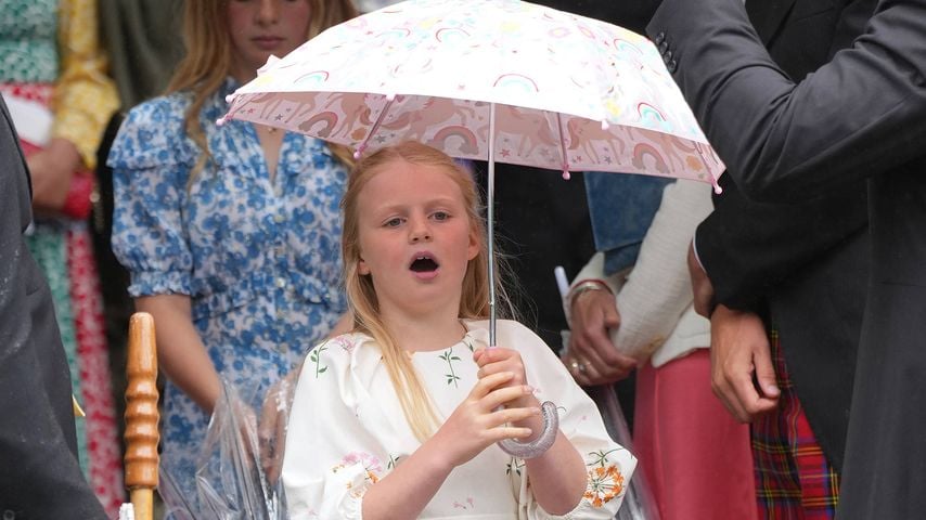 Lena Tindall (7) stiehlt Royals mit Einhorn-Schirm die Show