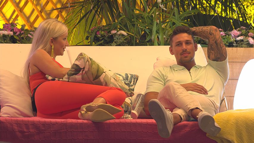 Lena und Jannik auf einem "Love Island"-Daybed