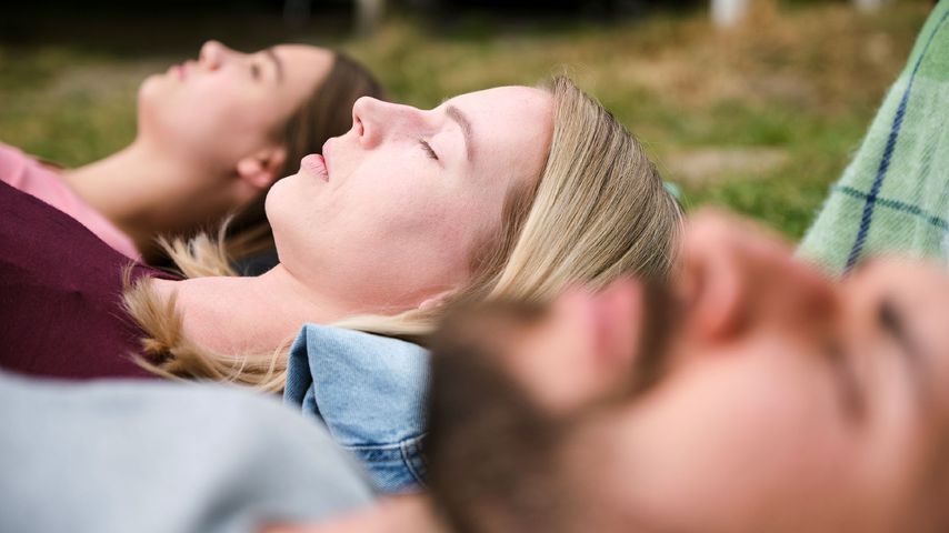 Leni (Josephine Becker), Jana (Alica Hubiak) und Paco (Milos Vukovic) bei "Unter uns"