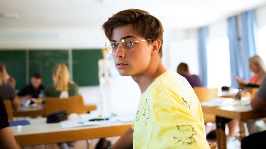 Leon Pelz in einem Klassenraum