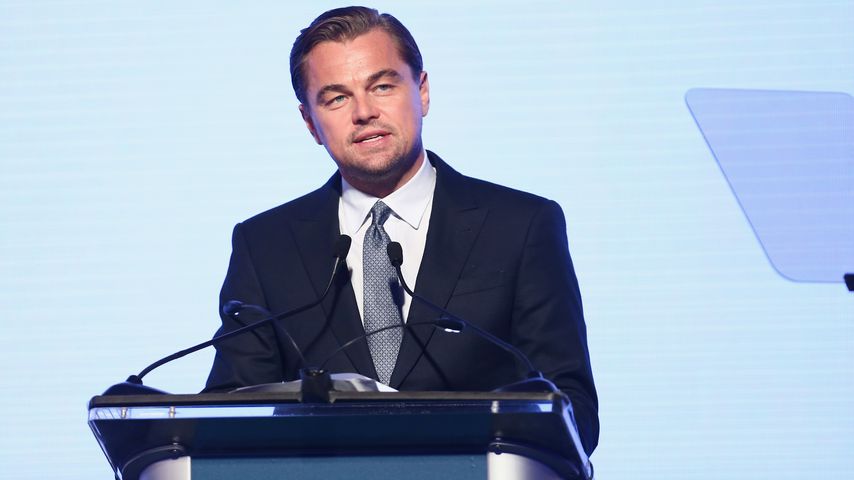 Leo DiCaprios Mom verjagt Fans mit Wasser von seinem Haus