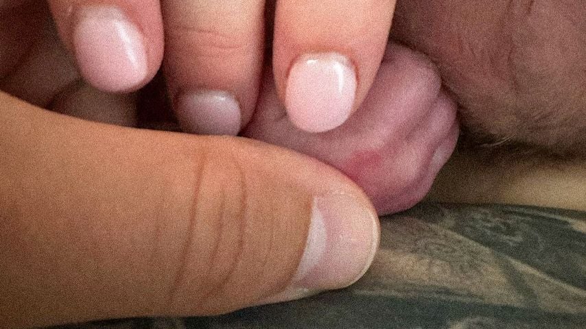 Leonie, ihr Partner und ihr neugeborener Sohn im Mai 2025