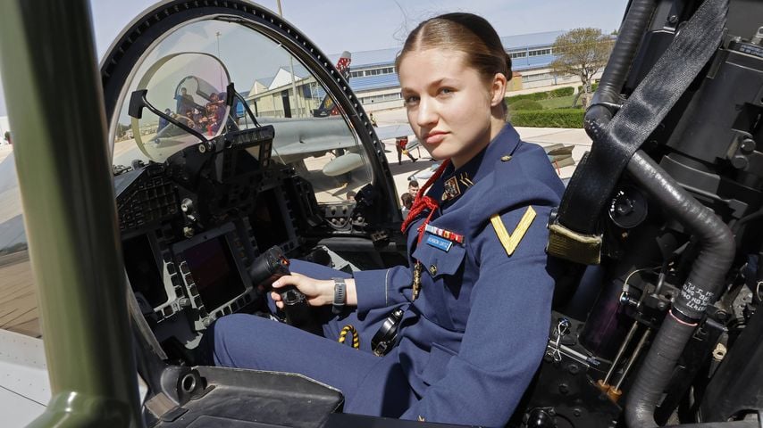 Prinzessin Leonor (20) hebt im Kampfjet über Spanien ab