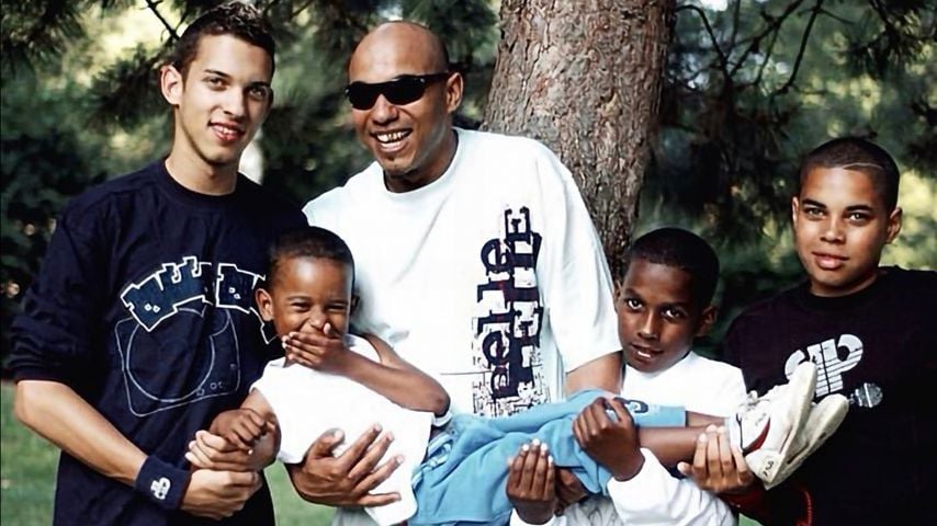 Leroy Leone (l.) mit seinem Vater D-Flame und seinen Brüdern