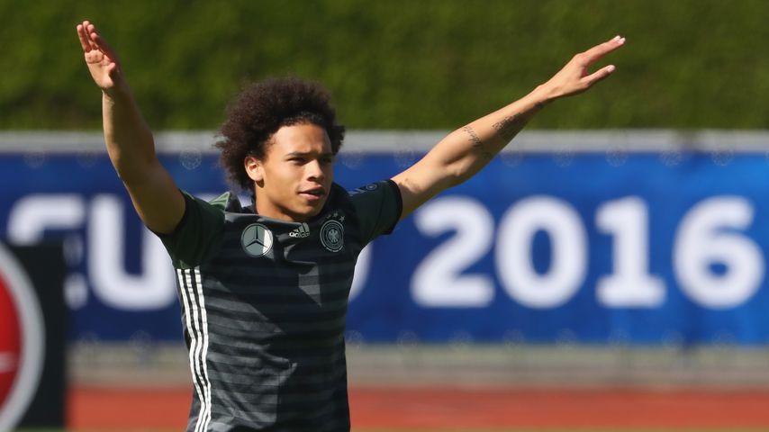 Endlich fertig! DFB-Star Leroy Sané zeigt sein Rücken-Tattoo