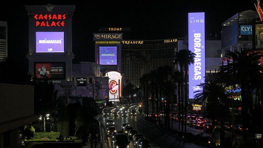 Las Vegas ehrt BTS im Jahr 2022: Lila Leuchtreklamen zeigen "Borahaegas" vor den Konzerten im Allegiant Stadium