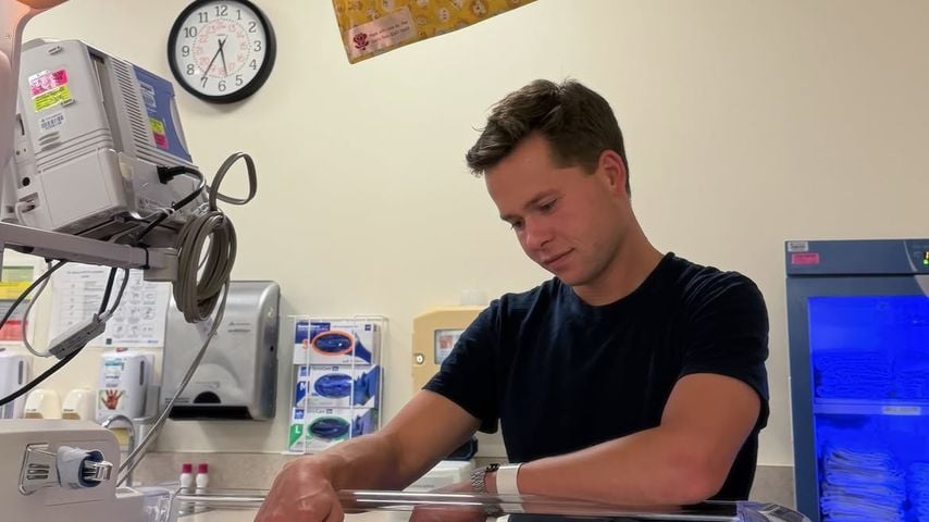 Lev Bure bei seinem Sohn im Krankenhaus