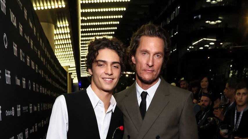 Levi Alves McConaughey und Matthew McConaughey im September 2025 in Toronto