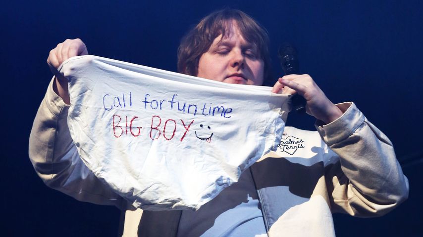 Lewis Capaldi zieht Unterwäsche von Fan auf der Bühne an!