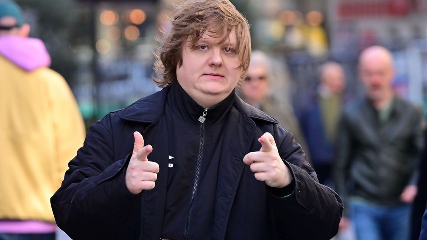 Lewis Capaldi überrascht Fans auf Flug mit Live-Performance!