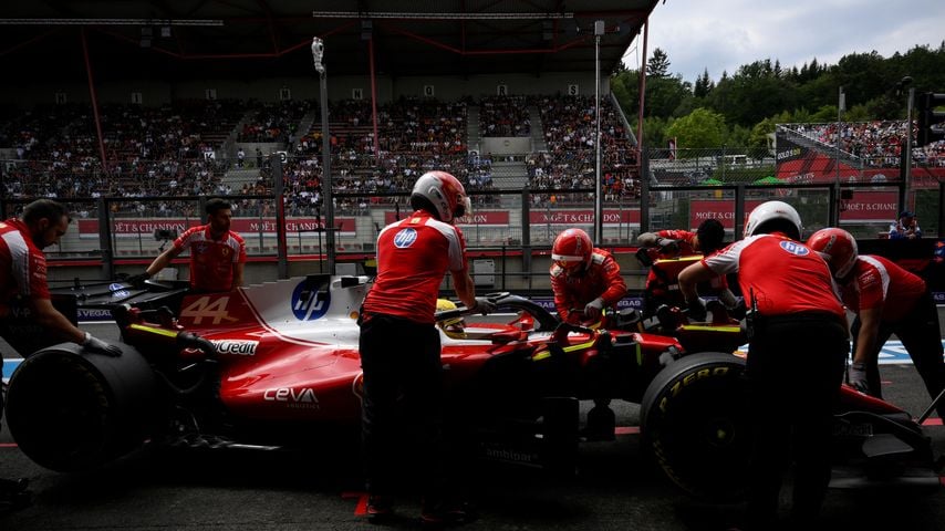 Lewis Hamilton beim Boxenstopp im Training vor dem Großen Preis von Belgien, Juli 2026