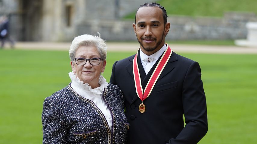 Lewis Hamilton mit seiner Mutter Carmen Larbalestier vorm Windsor Castle