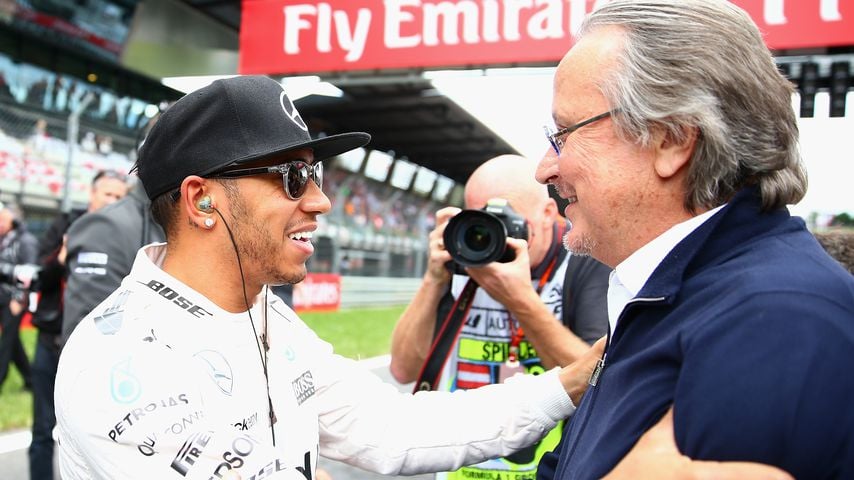 Rennfahrer Lewis Hamilton mit Unternehmer Mansour Ojjeh