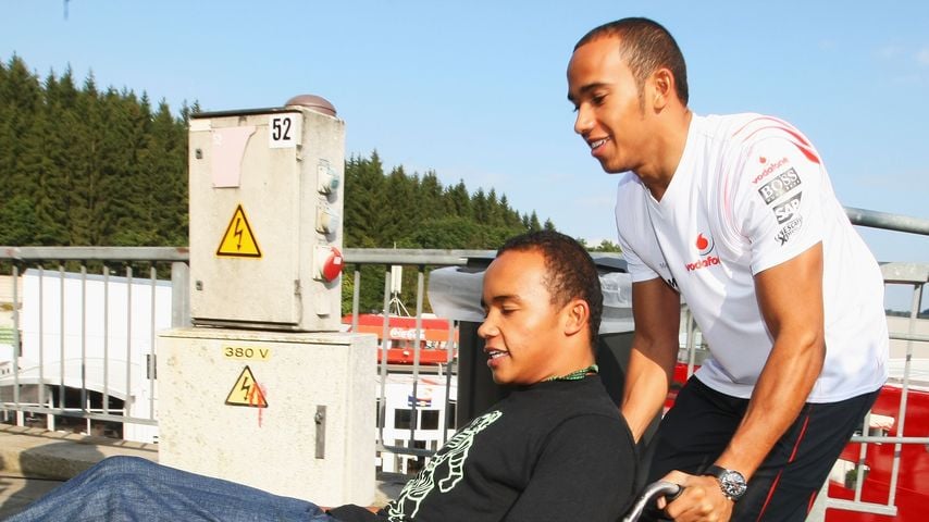 Lewis Hamilton schiebt den Rollstuhl seines Halbbruders Nick Hamilton vor dem Großen Preis von Belgien in Spa-Francorchamps
