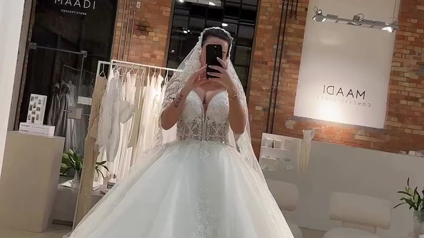Leyla Lahouar probiert Hochzeitskleider an