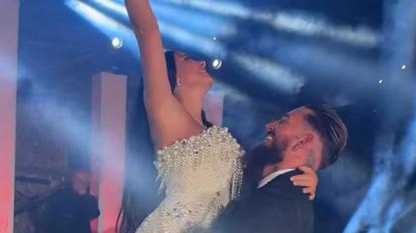 Mike Heiter und Ehefrau Leyla in Kleid Nummer drei