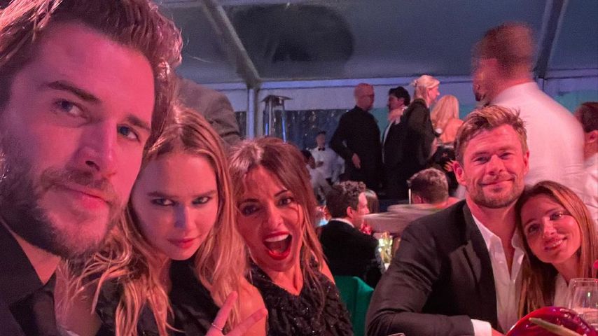 Liam Hemsworth und Gabriella Brooks (l.) mit Chris Hemsworth und seiner Frau Elsa (r.)