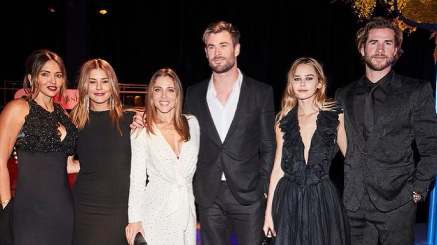 Liam Hemsworth und Gabriella Brooks (r.) mit Chris Hemsworth und seiner Frau Elsa (m.)