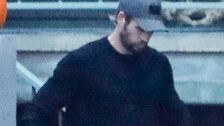 Liam Hemsworth vor einem Marihuana-Shop in Malibu