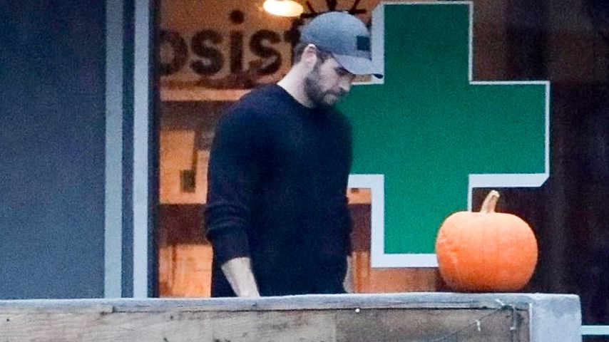Liam Hemsworth in Malibu, November 2019