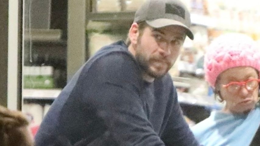 Liam Hemsworth mit leerem Blick im Supermarkt