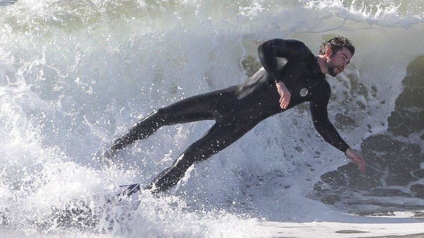 Liam Hemsworth beim Surfen in Malibu im November 2019