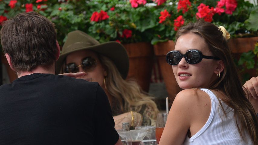Liam Hemsworth und Gabriella Brooks mit Freunden im Ivy, Beverly Hills