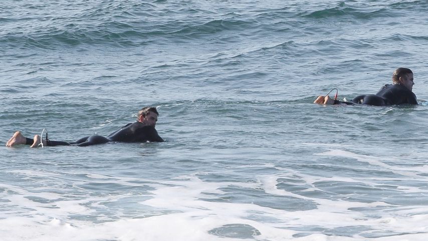 Liam Hemsworth und Luke Hemsworth beim Surfen in Malibu im November 2019